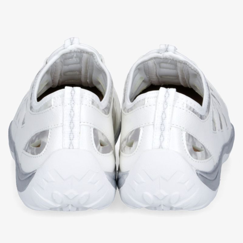 Weiße Sportschuhe mit atmungsaktivem Design, gepolsterter Ferse und flexibler, rutschfester Sohle, Rückansicht