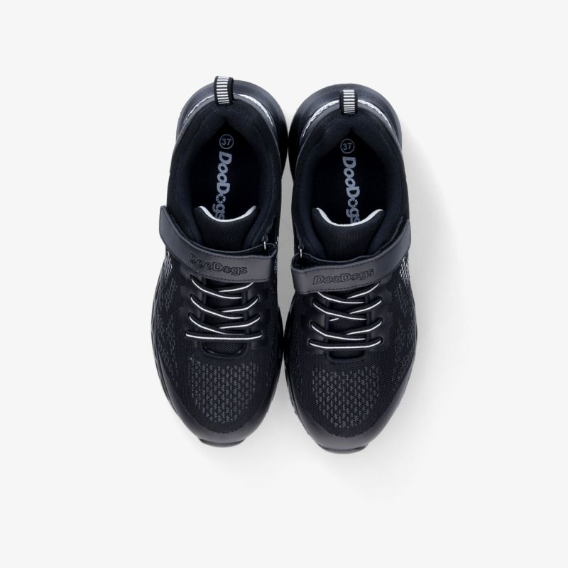 Leichtes und atmungsaktives schwarzes Sportschuh-Paar mit gepolsterter Innensohle und robusten Schnürsenkeln