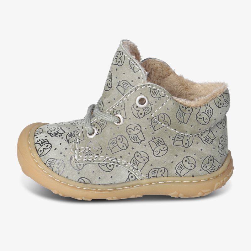 Gemusterter Kinderschuh mit warmem Futter und rutschfester Sohle. Ideal für Outdoor-Abenteuer.