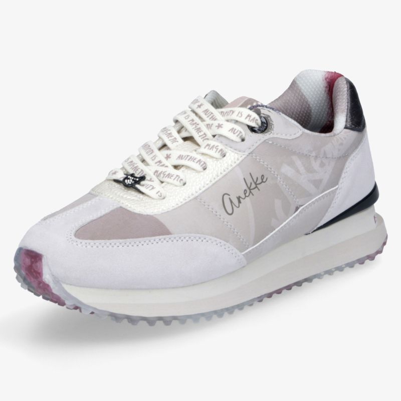 Trendiger weißer Sneaker mit gepolsterter Sohle und modernem Design für optimalen Komfort und stilvollen Look.
