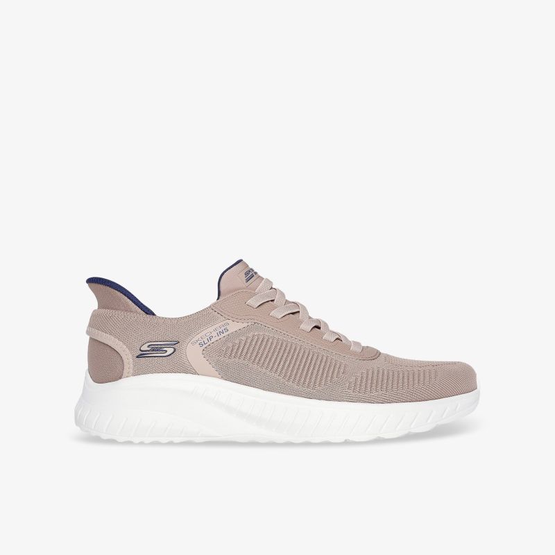Seitliche Ansicht eines bequemen, atmungsaktiven Sneakers mit flexibler Sohle und modernem Design in Beige
