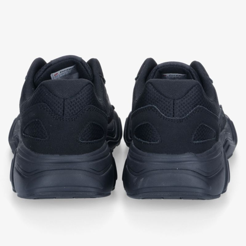 Robuste schwarze Sportschuhe Rückansicht mit gepolsterter Ferse und rutschfester Sohle