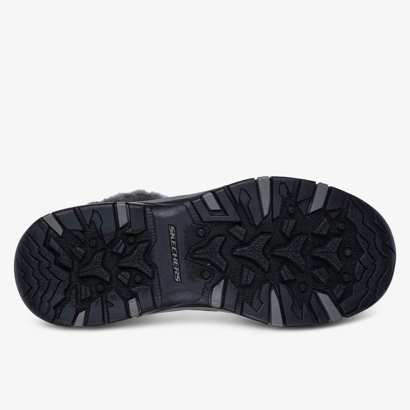 Robuste schwarze Schuhsohle mit tiefem, rutschfestem Profil für optimale Trittsicherheit auf verschiedenen Untergründen