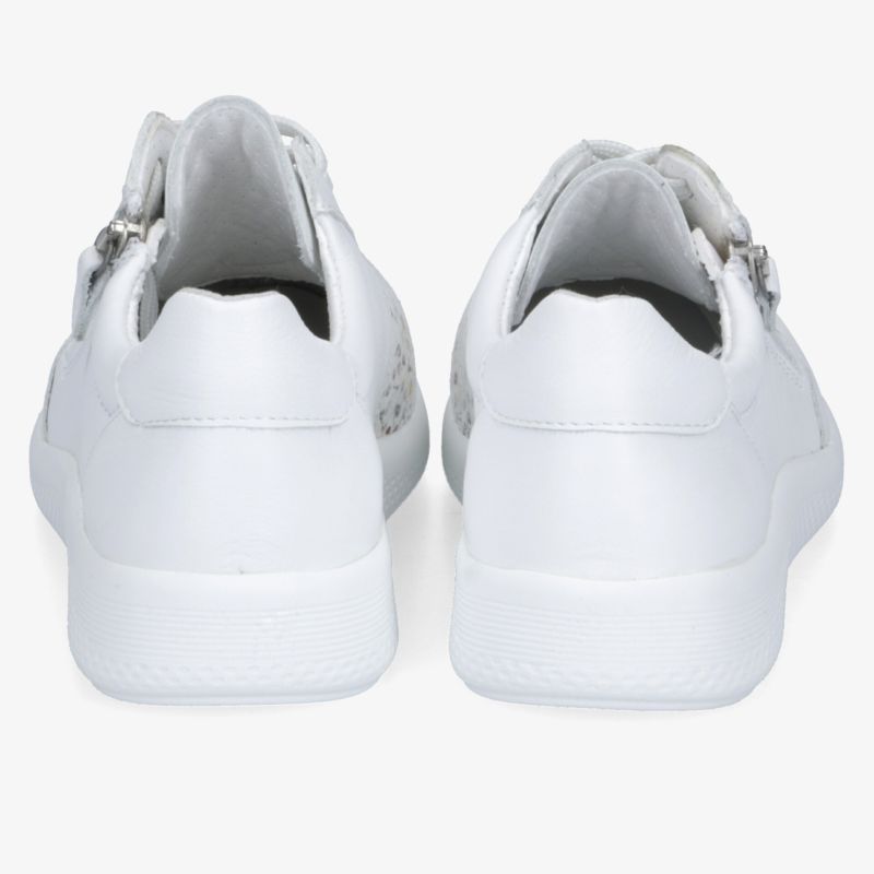 Rückansicht eines Paar weißer Sneaker mit robustem Sohlenprofil und praktischem Reißverschluss