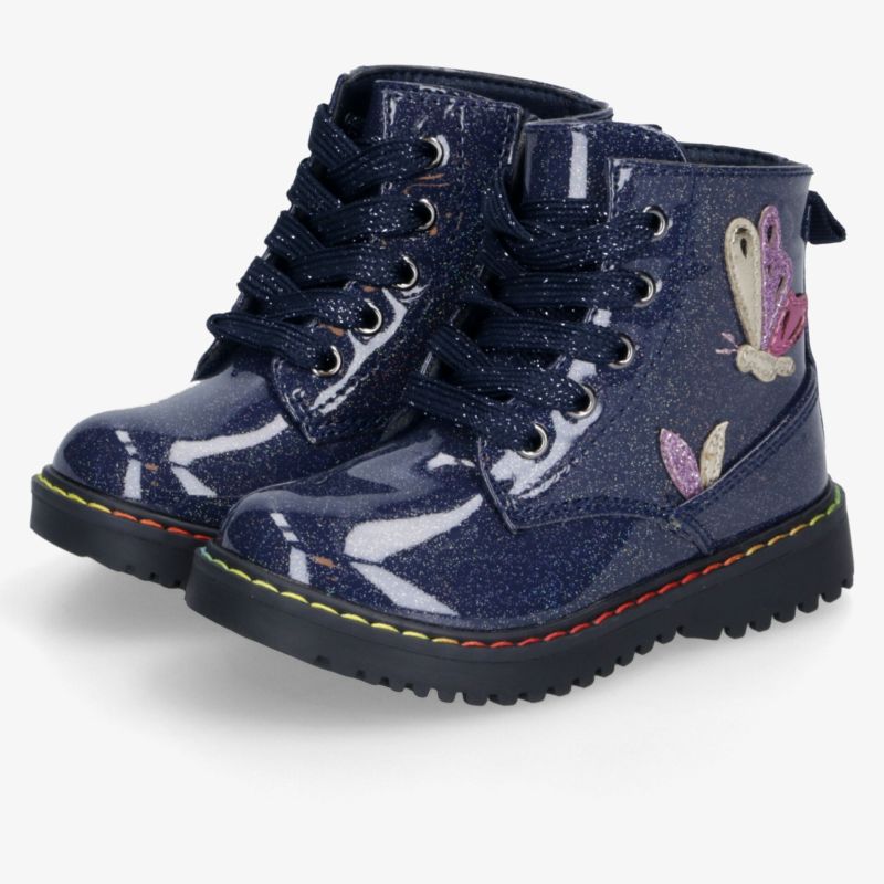 Blaues glänzendes Kinderschuhpaar mit Schnürsenkeln und Schmetterlingsmotiv, robuste und bequeme Sohlen