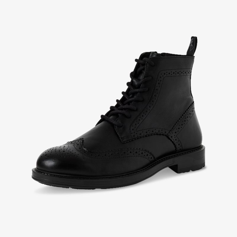 Robuster schwarzer Stiefel mit eleganter Schnürung und langlebiger, komfortabler Passform seitlich aufgenommen