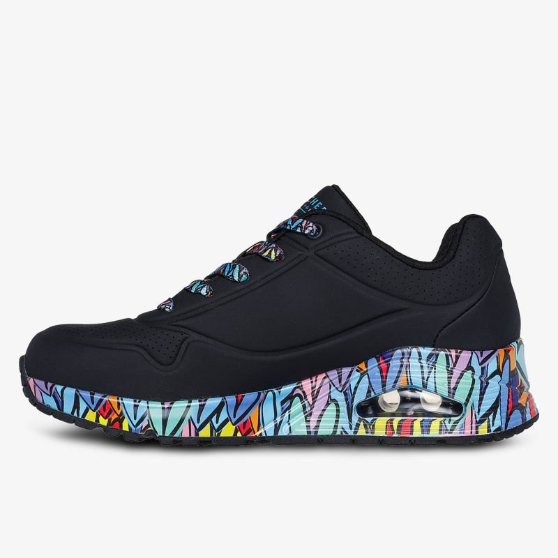 Modisch bequemer Sneaker mit farbenfroher Sohle und robustem Design für vielseitige Looks.