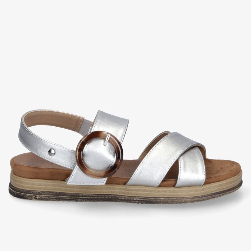 Elegante silberne Sandale mit bequemer Sohle und auffälliger Schnalle für stilvolle Freizeitaktivitäten.