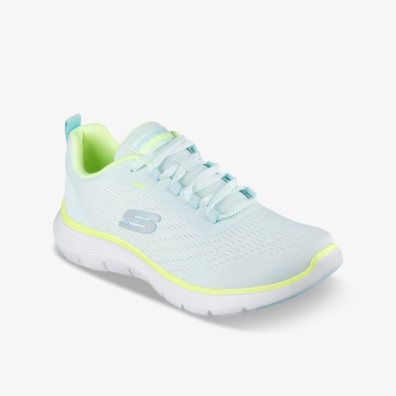 Leichter weißer Sneaker mit atmungsaktivem Material und komfortabler Dämpfung für sportlichen Tragekomfort