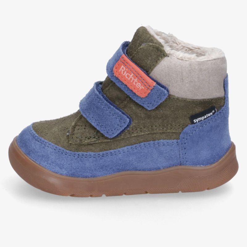Warmer und robuster Kinderschuh mit wasserabweisendem Material und praktischen Klettverschlüssen für sicheren Halt