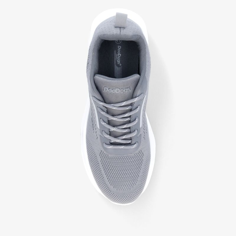 Leichter grauer Sportschuh aus atmungsaktivem Mesh mit gepolstertem Innenfutter und flexibler Sohle, Draufsicht