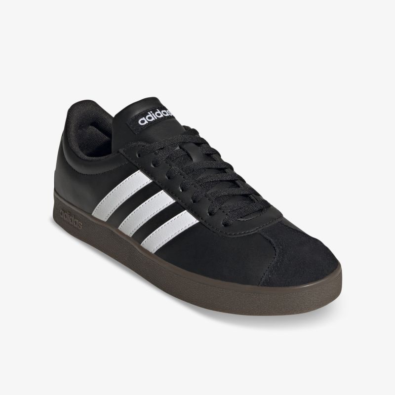 Moderner schwarzer Sneaker mit weißen Streifen, bequeme Passform und rutschfeste Sohle, schräg vorne sichtbar
