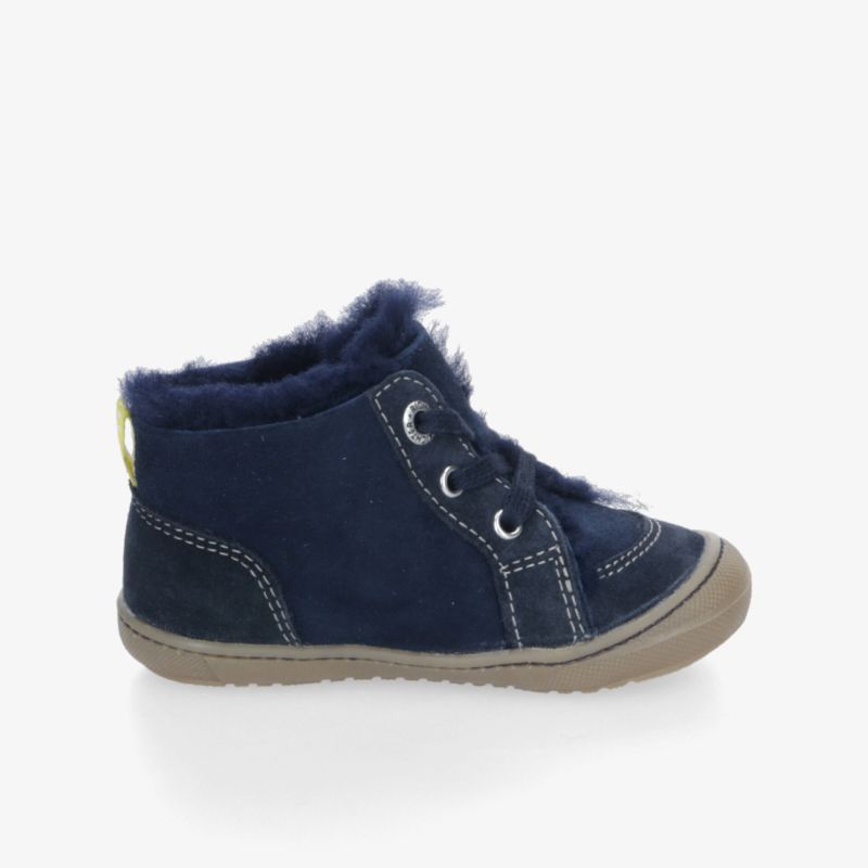 Warmer und bequemer Kinderschuh mit weichem Innenfutter und rutschfester Sohle, ideal für kalte Tage