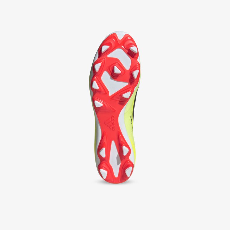 Profil der roten und weißen Sportschuhsohle für optimale Haftung und Stabilität im Sport