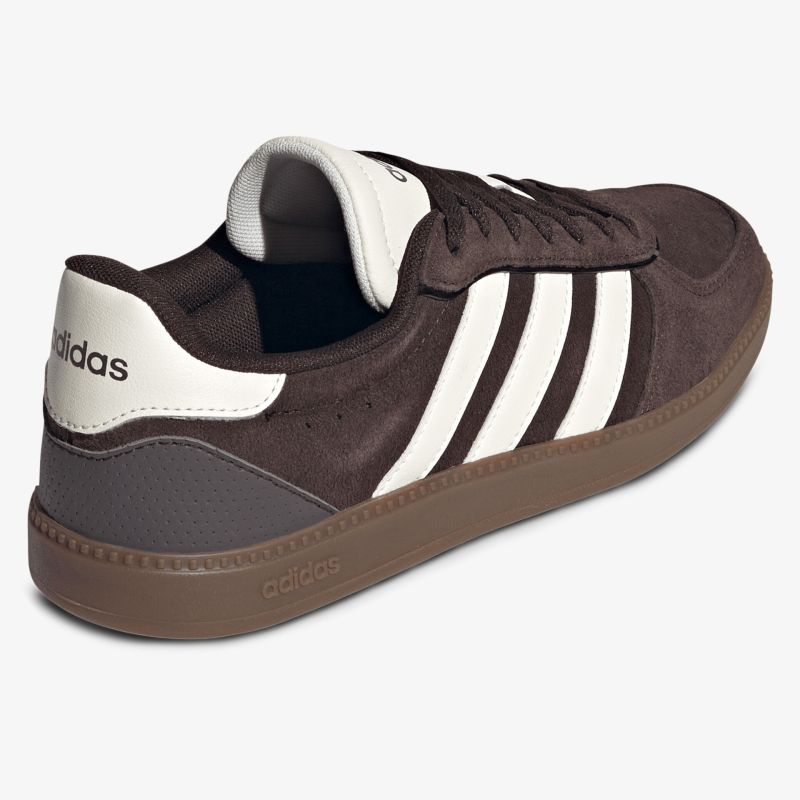 Sportlicher adidas Schuh in dunkelbraun mit weißer Markenprägung und brauner Sohle seitliche Ansicht