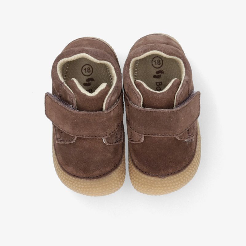 Braune Baby-Schuhe aus weichem Material mit Klettverschluss und rutschfester, flexibler Sohle für sicheren Halt