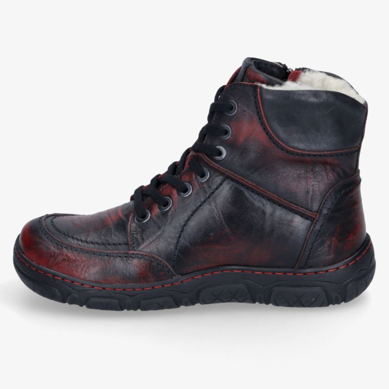 Robuster rotbrauner Lederstiefel mit hochwertiger Naht und flexibler, gepolsterter Sohle in klarer Seitenansicht
