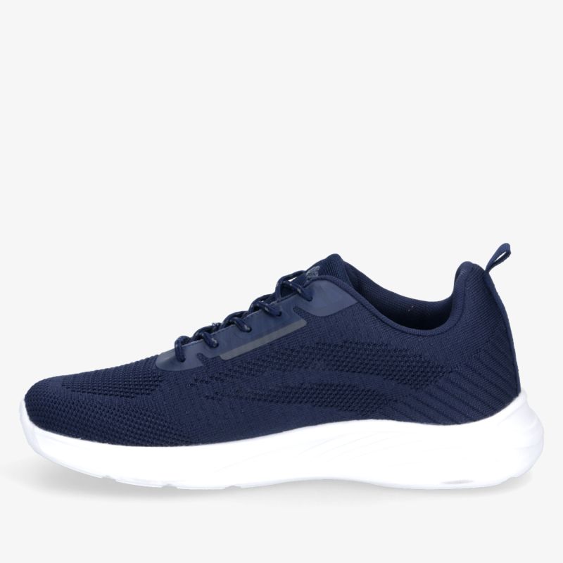 Leichter blauer Sportschuh mit atmungsaktivem Material und rutschfester weißer Sohle in klarer Seitenansicht