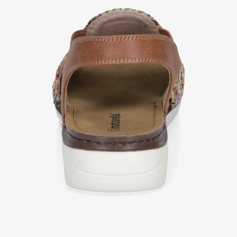 Brauner Lederschuh mit offenem Fersenbereich und kontrastierendem weißen Absatz, ideal für Sommeroutfits.