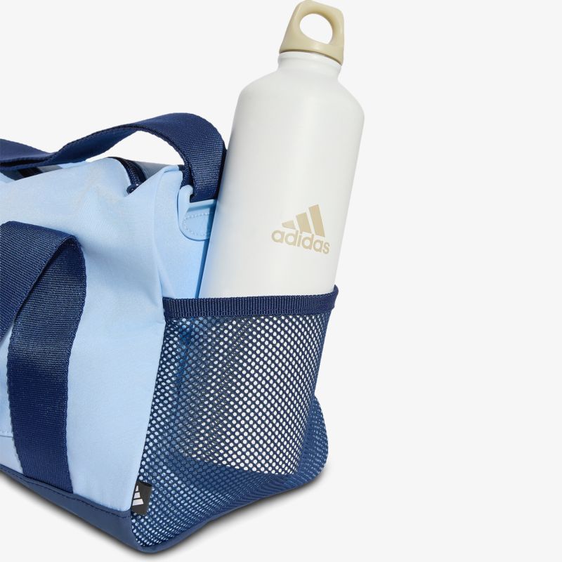 Leichte weiße Aluminium-Sportflasche mit praktischem Verschluss im Seitennetz einer blauen Tasche