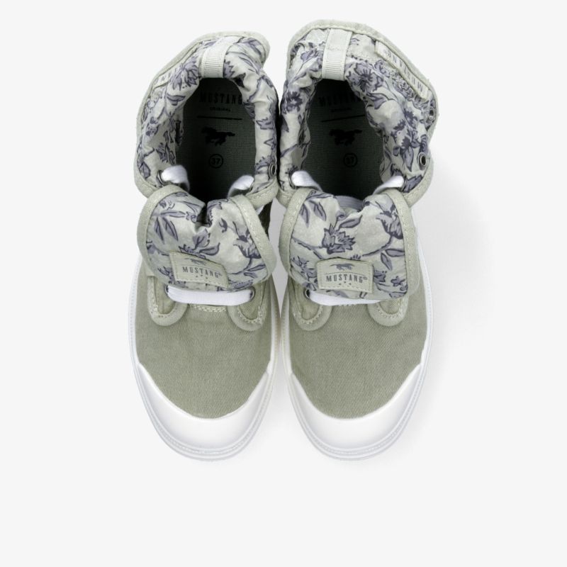 Bequeme und stylische graue Sneaker mit gepolstertem Schaft und stabiler weißer Sohle als Paar in Draufsicht