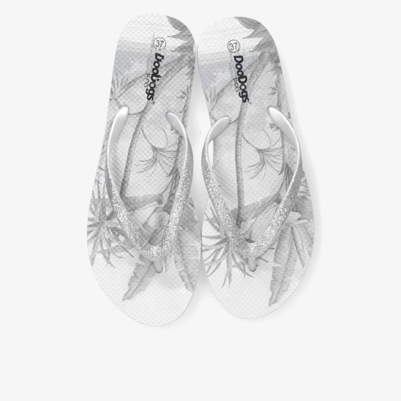Bequeme weiße Flipflops mit stilvollem Blattmuster, leicht und strapazierfähig für sommerlichen Komfort