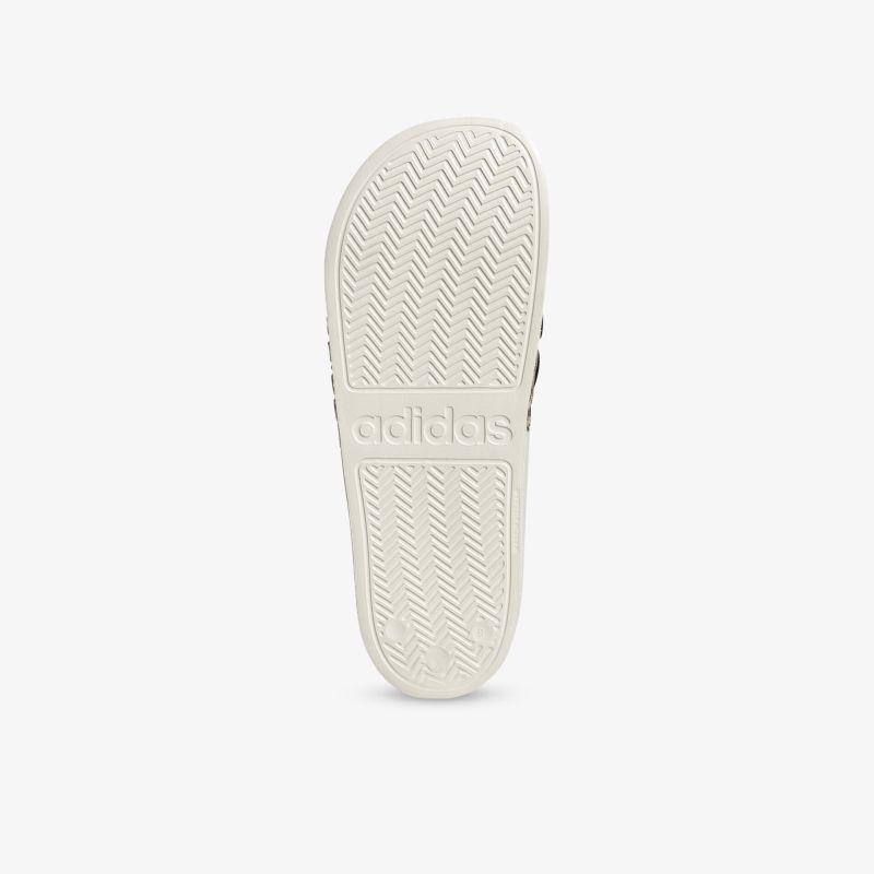 Weiße adidas Badelatschen mit rutschfester, profilierter Sohle für sicheren Halt und hohen Tragekomfort