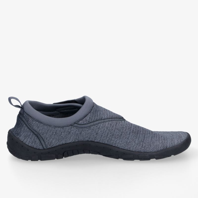 Leichter grauer Sneaker mit atmungsaktivem, flexiblem Material und rutschfester, stabiler Sohle seitlich gezeigt
