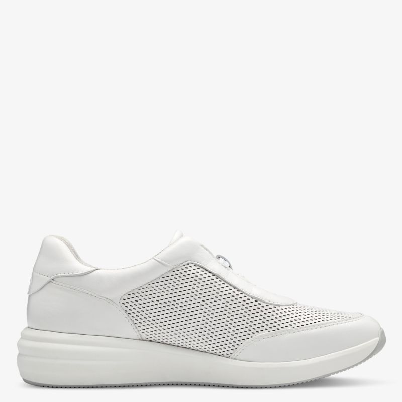 Leichter weißer Sneaker mit atmungsaktivem Material und rutschfester Sohle in klarer Seitenansicht