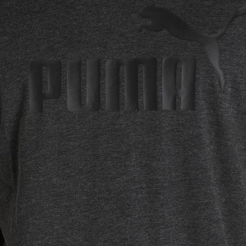 Dunkelgrauer Puma Pullover mit prägnantem, erhabenem Logo als detailreiche Nahaufnahme