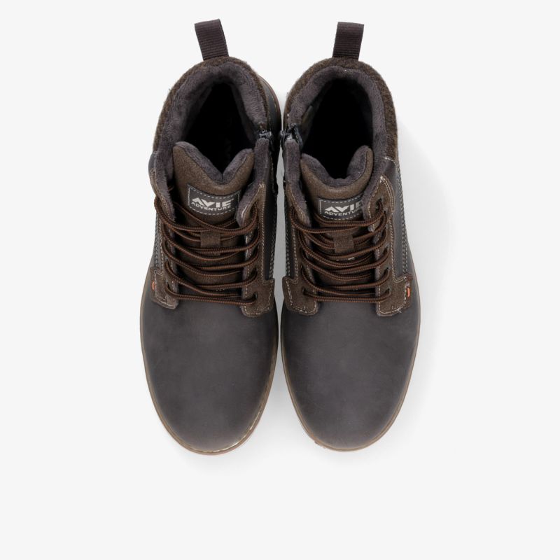 Robuste braune Stiefel in Lederoptik mit Schnürung, ideal für Outdoor-Aktivitäten und kaltes Wetter.