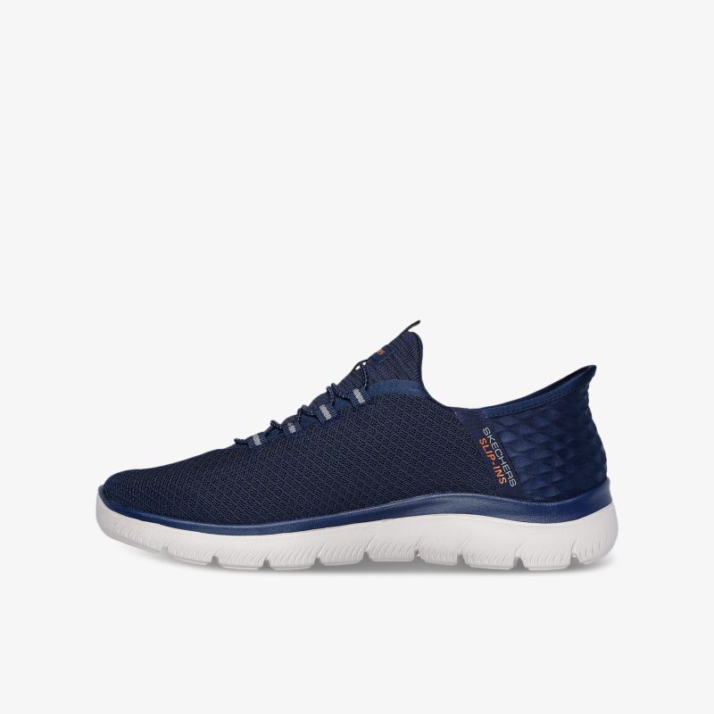 Leichter, atmungsaktiver blauer Sneaker mit flexibler, rutschfester Sohle und bequemer Passform seitlich gezeigt