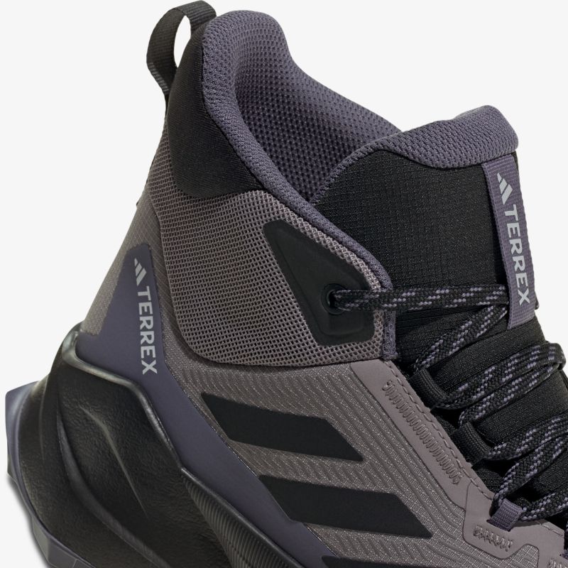 Robuster Outdoor Schuh mit hohem Schaft, gepolstertem Innenbereich und stabiler Bauweise für sicheren Halt