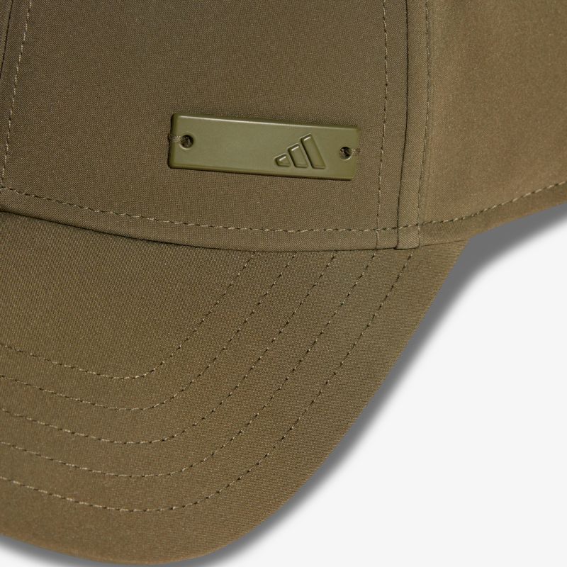 Beige Baseball Cap mit gestepptem Schirm und auffälligem Metalllogo hochwertig verarbeitet