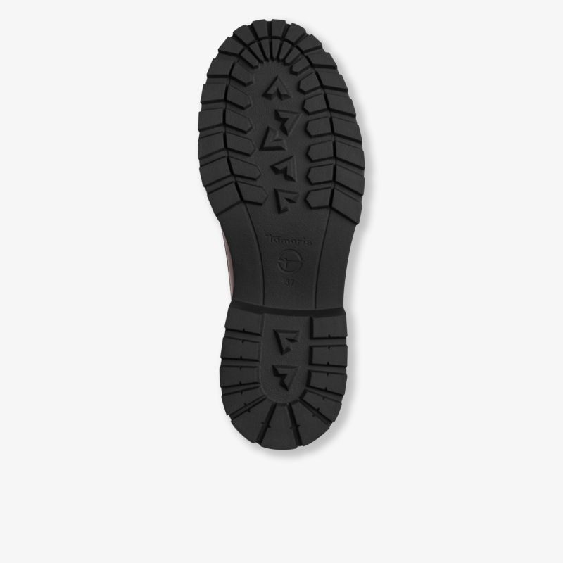 Robuste und rutschfeste Schuhsohle mit tiefem Profil für optimalen Halt und Langlebigkeit