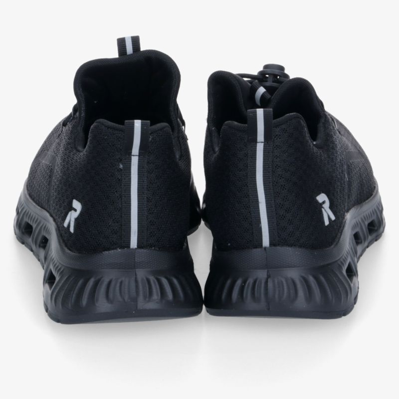 Leichter Sportschuh mit Komfortsohle und reflektierenden Details für optimalen Halt und Sichtbarkeit.