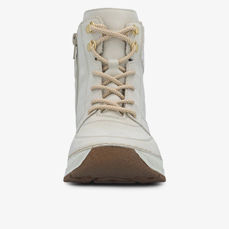Moderner weißer Schuh in Frontansicht mit detaillierter Schnürung und robuster Gummisohle