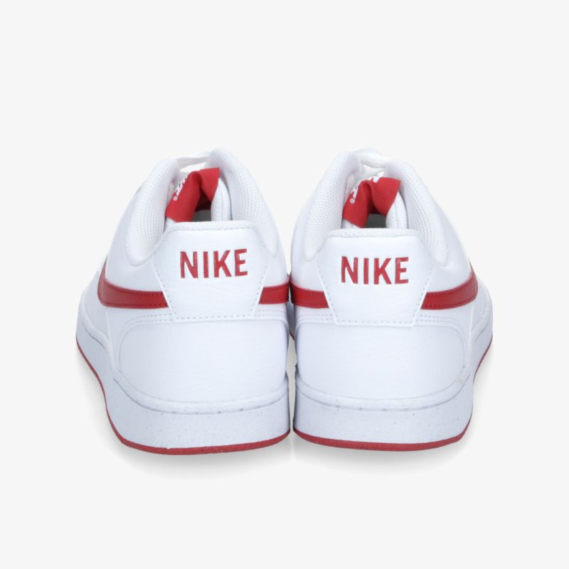 Rückansicht von weißen Nike Schuhen mit rotem Logo, sportliches und bequemes Design