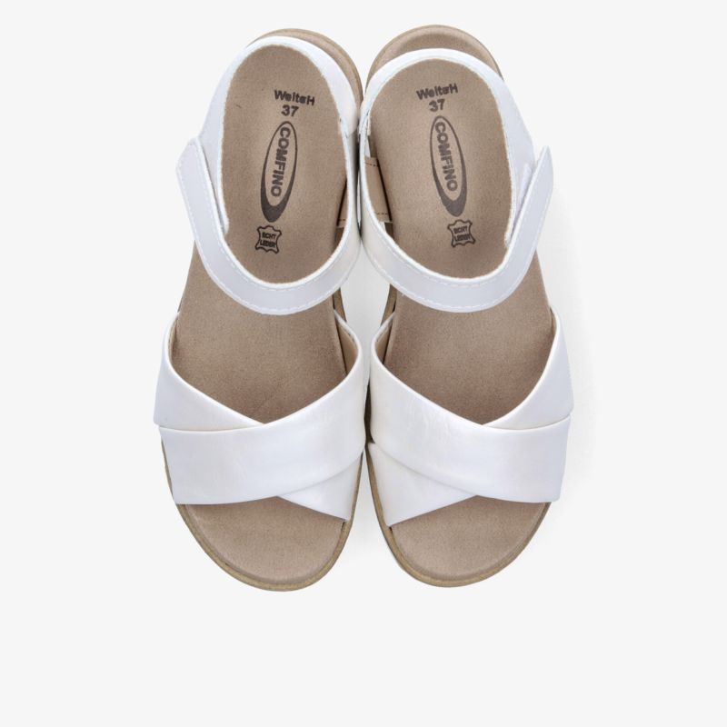 Weiße Sandalen mit verstellbarem Riemen und weichem Fußbett, bequem und leicht für sommerliches Tragegefühl