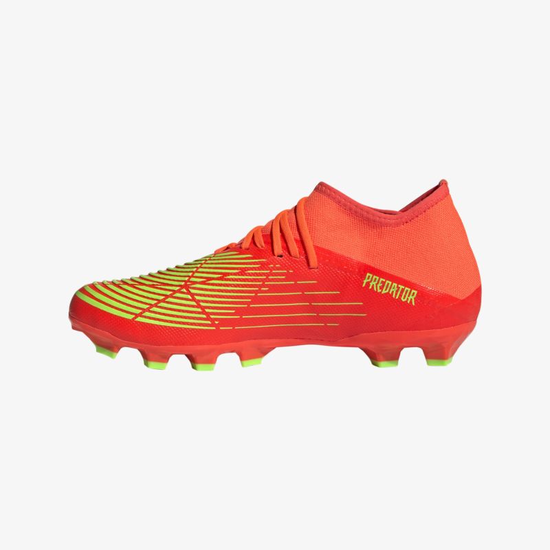 Moderner Fußballschuh mit elastischem Schaft und farbenfrohem Design für hervorragende Ballkontrolle und Stabilität.