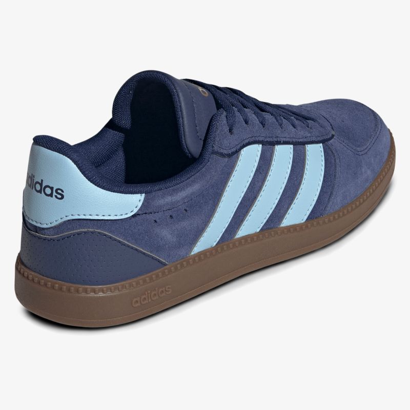 Dunkelblaue Wildleder Sneaker mit hellblauen Streifen und brauner rutschfester Gummisohle, seitliche Ansicht