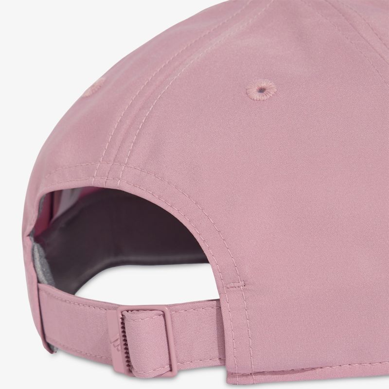 Detailaufnahme eines rosa Baseballcaps mit verstellbarem Riemen und verstärkten Nähten