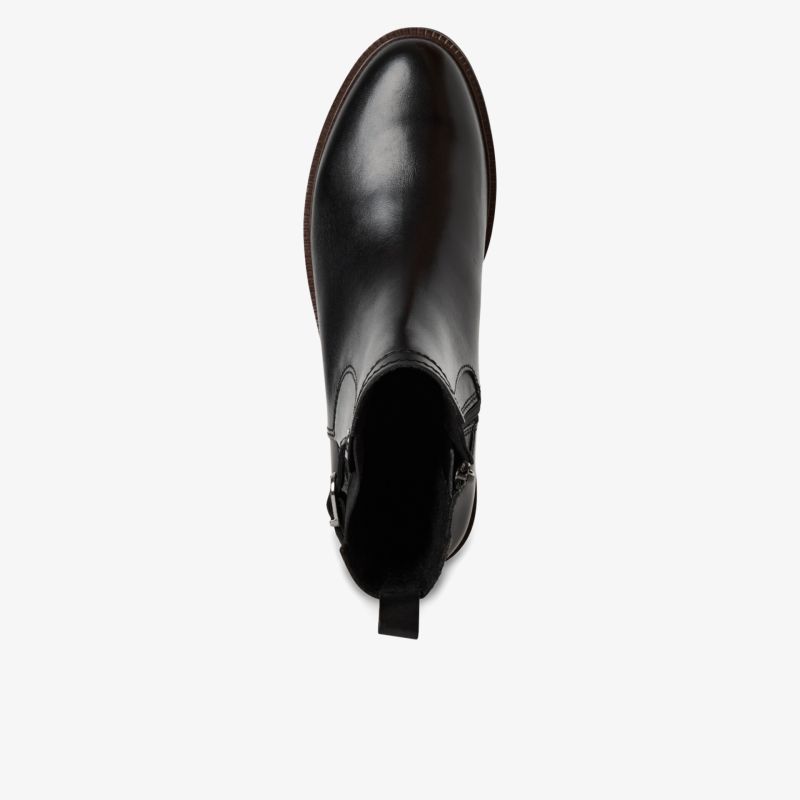 Eleganter schwarzer Lederschuh mit glattem Finish und schlankem Design, Draufsicht von oben