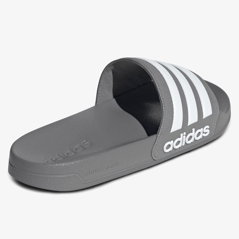 Graue Adidas Slide mit weichem Fußbett und drei weißen Streifen, sportlicher und bequemer Badeschuh