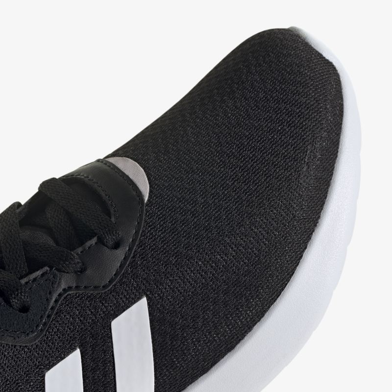 Schwarzer Turnschuh mit weißer Sohle und klassischen Streifen, ideal für Sport und Freizeit.
