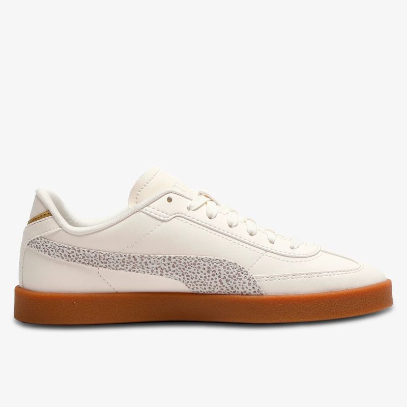 Weiße Sneaker mit brauner Gummisohle, seitliche Ansicht, sportlich und bequem