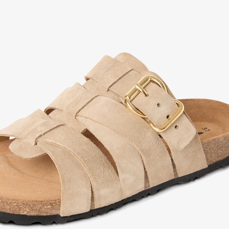 Heller Schuh mit drei Riemen und goldener Schnalle für optimalen Halt und Komfort