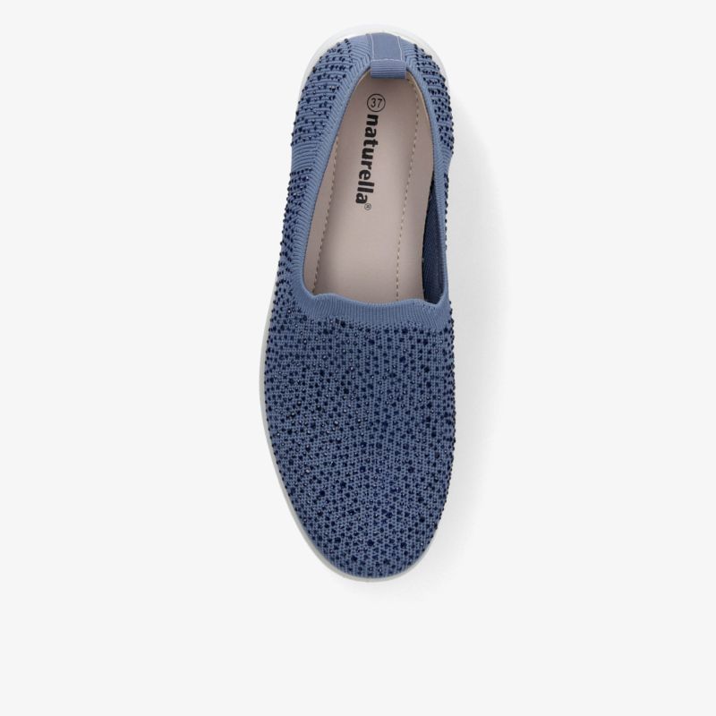 Blauer Slip-On-Schuh mit texturierter Oberfläche, komfortabel und ideal für den täglichen Gebrauch.