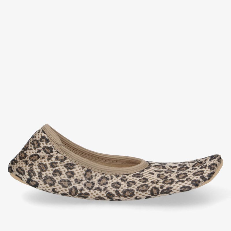 Bequemer leichter Ballerina-Slipper mit trendigem Leopardenmuster und flexibler, rutschfester Sohle in seitlicher Ansicht