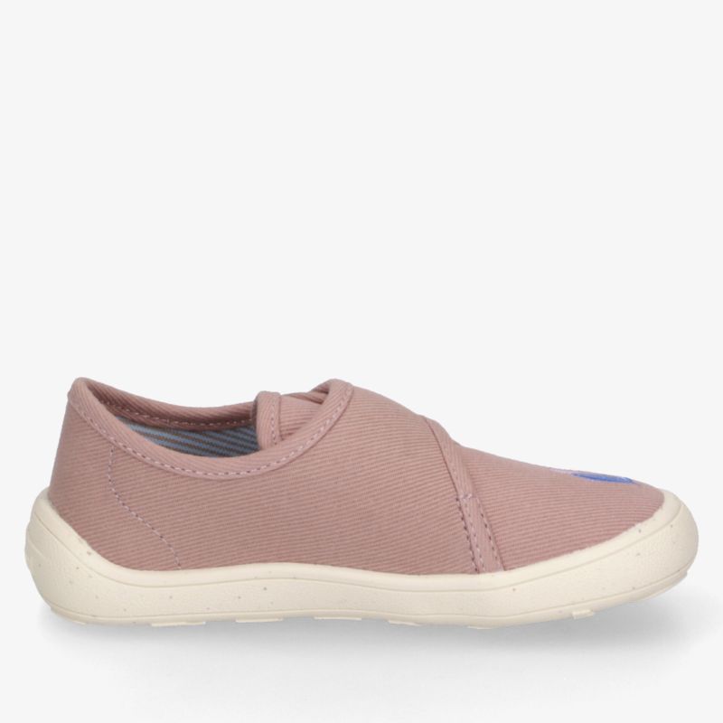 Leichter und flexibler Slipper in rosa mit weichem Material und rutschfester weißer Sohle, seitliche Ansicht